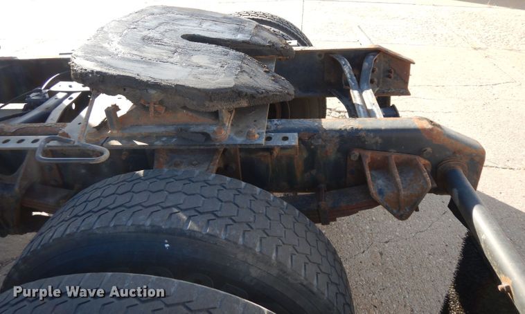 image for item HN9319 2002 International 4400  semi truck