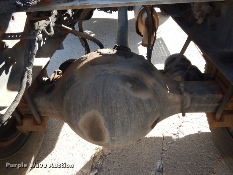 image for item HN9319 2002 International 4400  semi truck