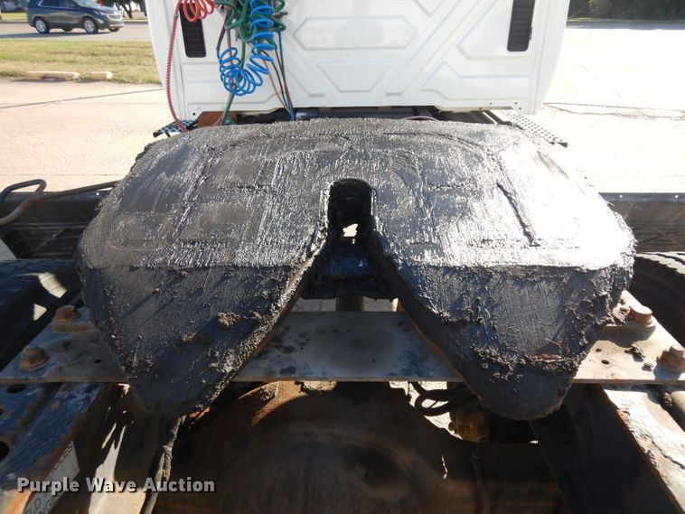 image for item HN9319 2002 International 4400  semi truck