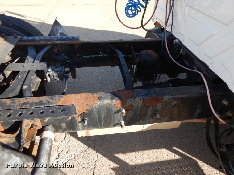 image for item HN9319 2002 International 4400  semi truck