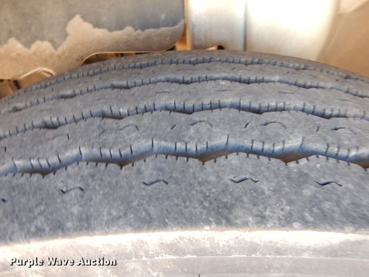 image for item HN9319 2002 International 4400  semi truck