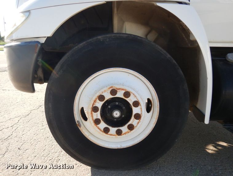 image for item HN9319 2002 International 4400  semi truck