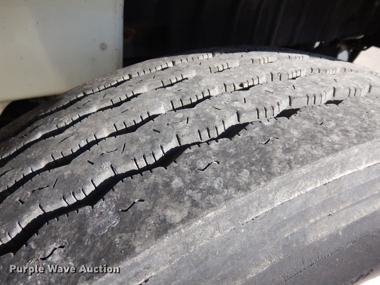 image for item HN9319 2002 International 4400  semi truck