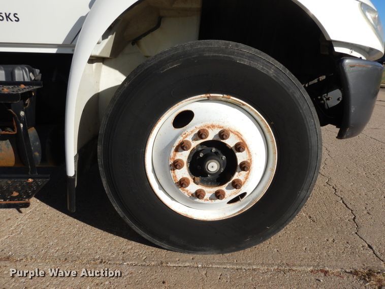 image for item HN9319 2002 International 4400  semi truck