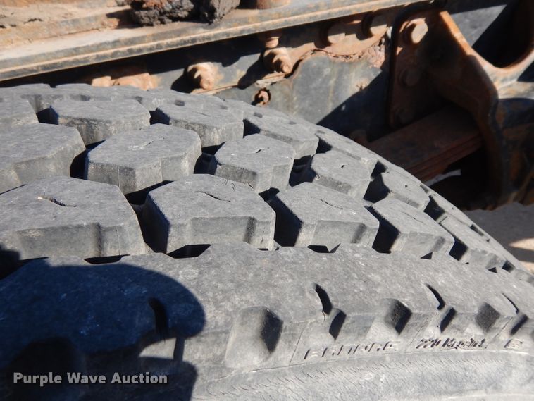 image for item HN9319 2002 International 4400  semi truck