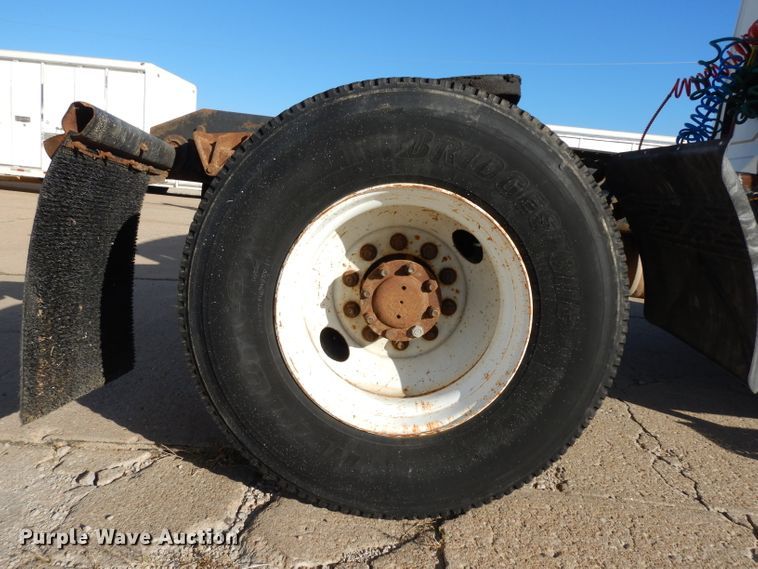 image for item HN9319 2002 International 4400  semi truck