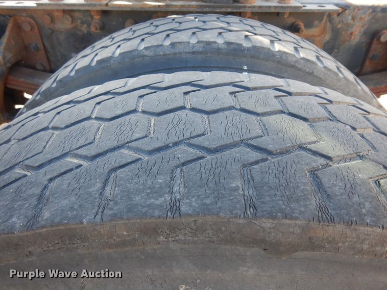 image for item HN9319 2002 International 4400  semi truck