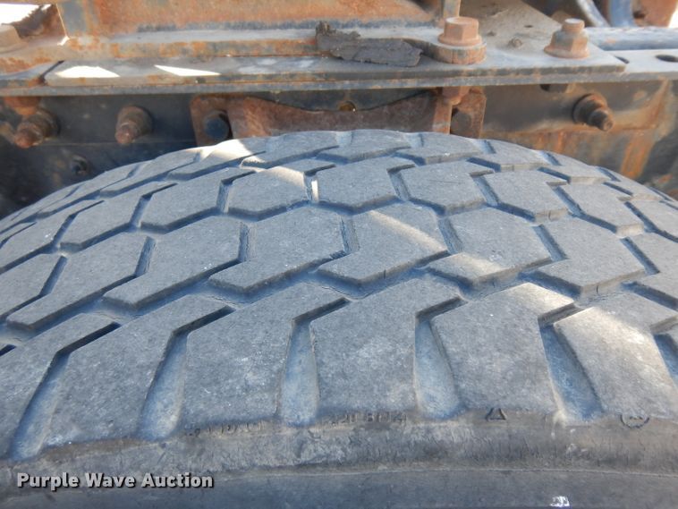 image for item HN9319 2002 International 4400  semi truck