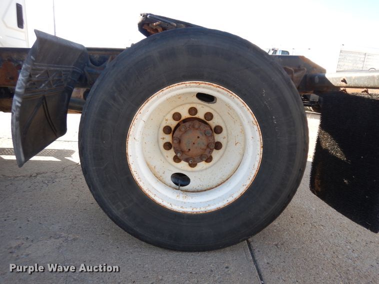 image for item HN9319 2002 International 4400  semi truck