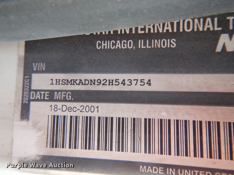 image for item HN9319 2002 International 4400  semi truck