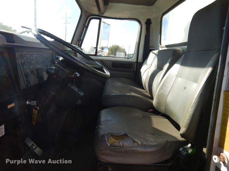 image for item HN9321 2001 International 4700  delivery truck