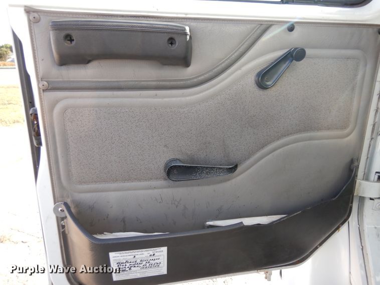 image for item HN9321 2001 International 4700  delivery truck