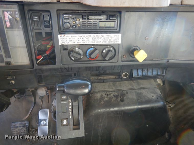 image for item HN9321 2001 International 4700  delivery truck