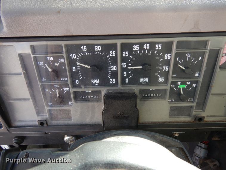 image for item HN9321 2001 International 4700  delivery truck