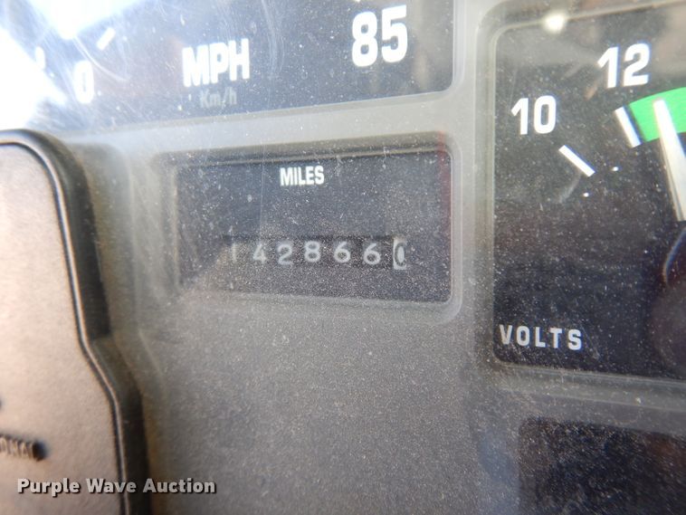 image for item HN9321 2001 International 4700  delivery truck