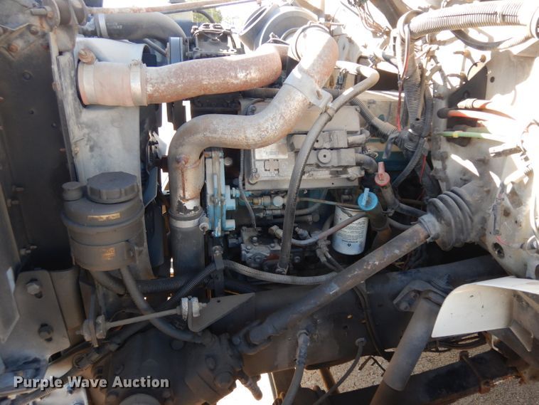 image for item HN9321 2001 International 4700  delivery truck