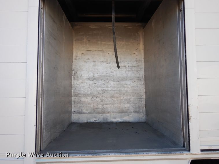 image for item HN9321 2001 International 4700  delivery truck