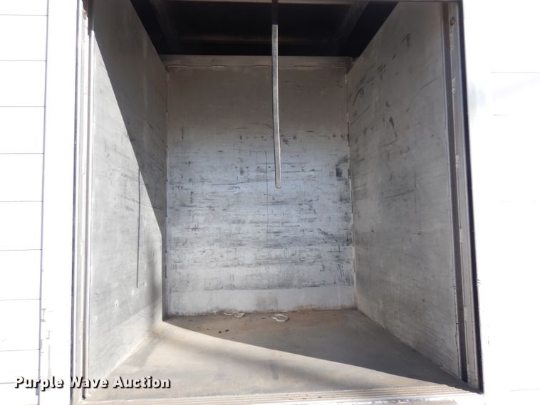 image for item HN9321 2001 International 4700  delivery truck