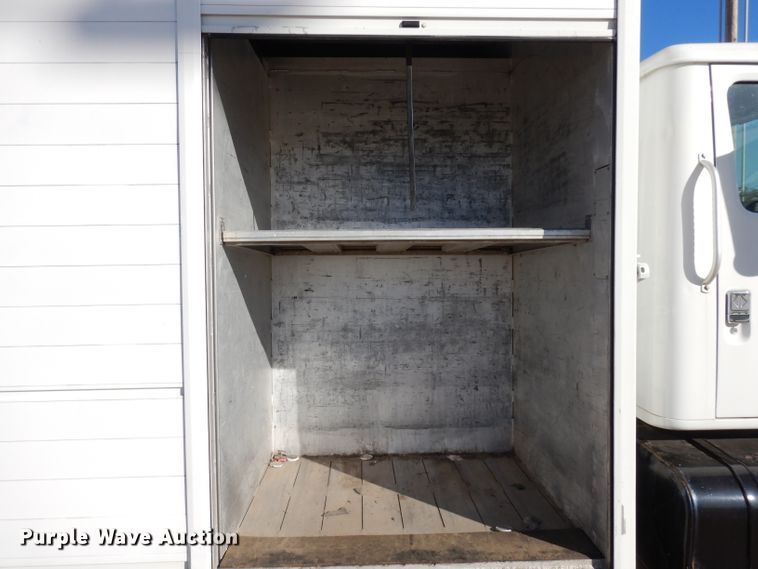 image for item HN9321 2001 International 4700  delivery truck