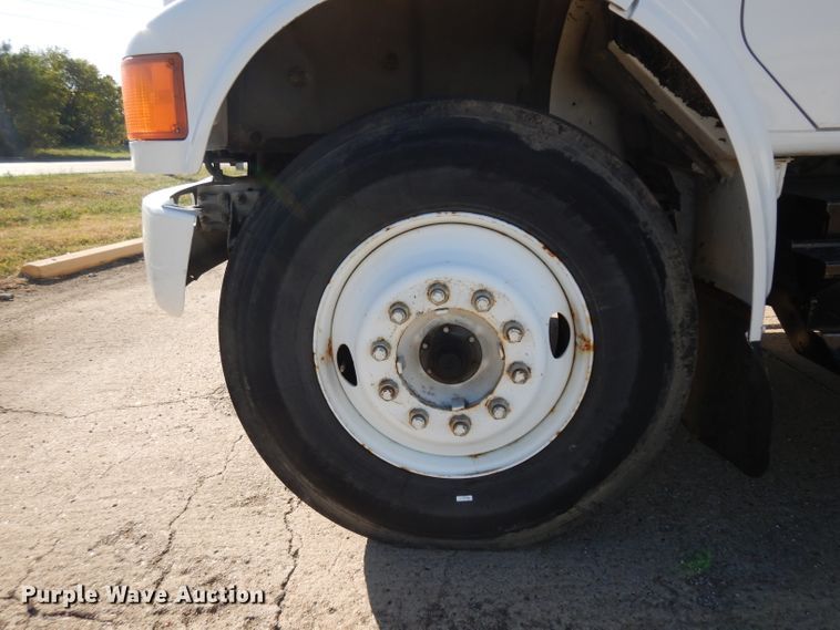 image for item HN9321 2001 International 4700  delivery truck