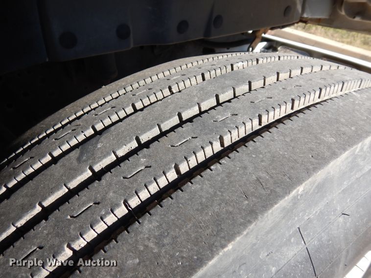 image for item HN9321 2001 International 4700  delivery truck