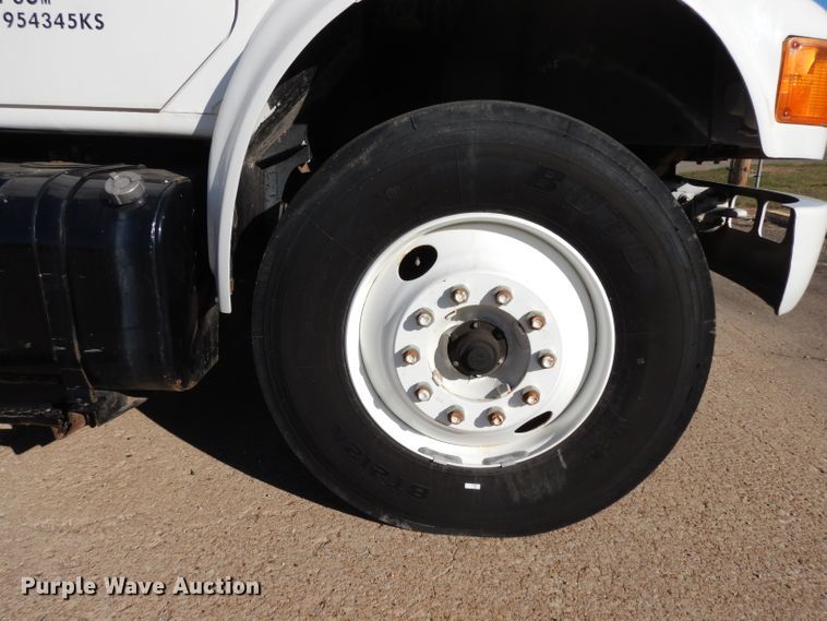 image for item HN9321 2001 International 4700  delivery truck