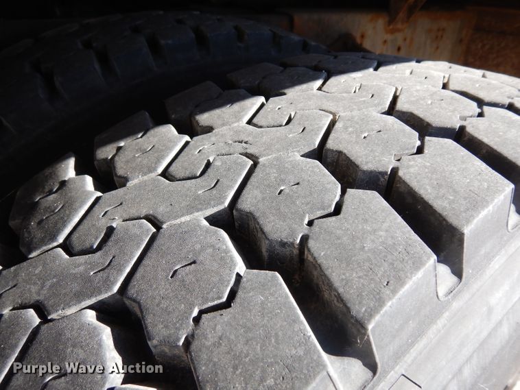 image for item HN9321 2001 International 4700  delivery truck