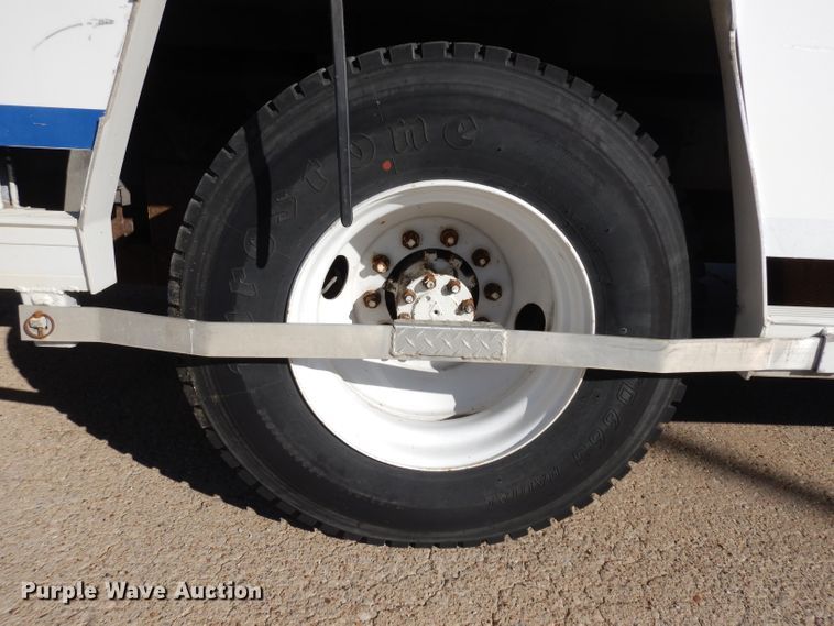 image for item HN9321 2001 International 4700  delivery truck