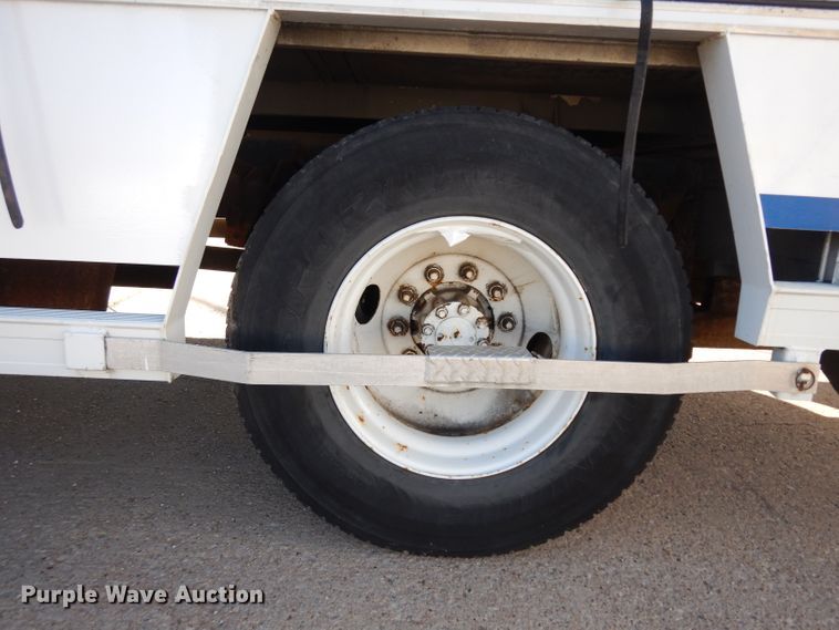 image for item HN9321 2001 International 4700  delivery truck