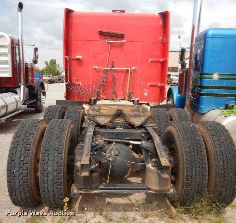 image for item HW9311 2000 Peterbilt 379  semi truck