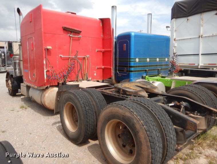 image for item HW9311 2000 Peterbilt 379  semi truck