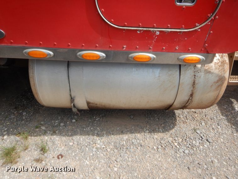 image for item HW9311 2000 Peterbilt 379  semi truck