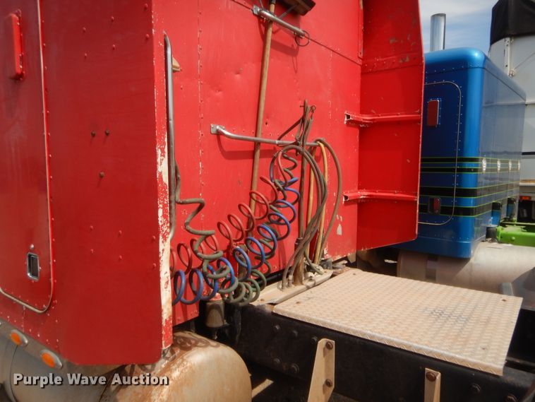 image for item HW9311 2000 Peterbilt 379  semi truck