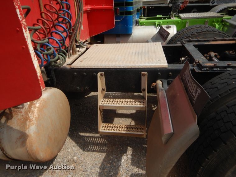 image for item HW9311 2000 Peterbilt 379  semi truck