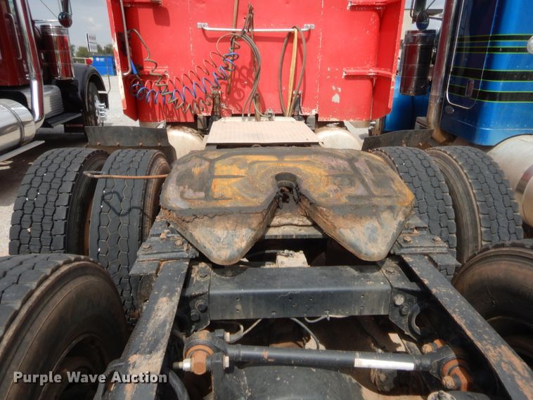 image for item HW9311 2000 Peterbilt 379  semi truck