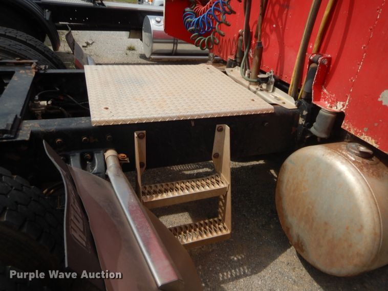 image for item HW9311 2000 Peterbilt 379  semi truck