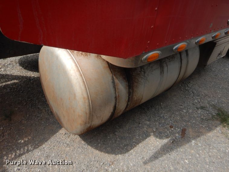 image for item HW9311 2000 Peterbilt 379  semi truck