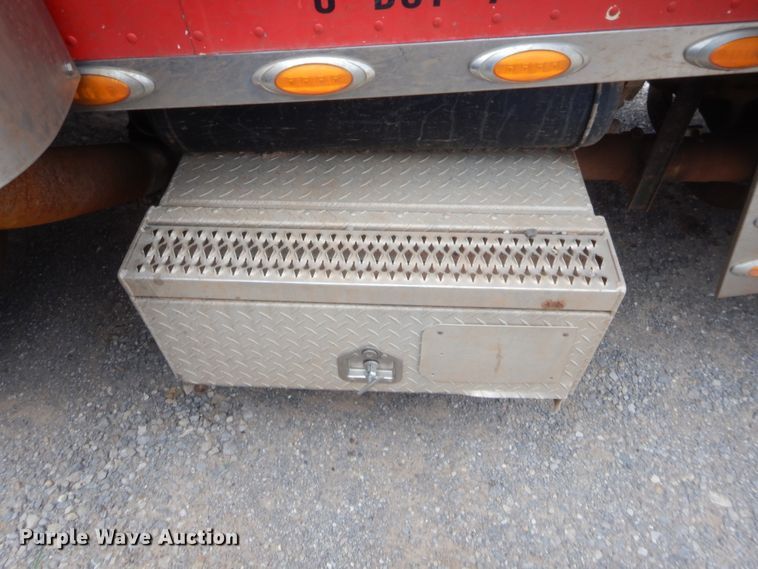 image for item HW9311 2000 Peterbilt 379  semi truck