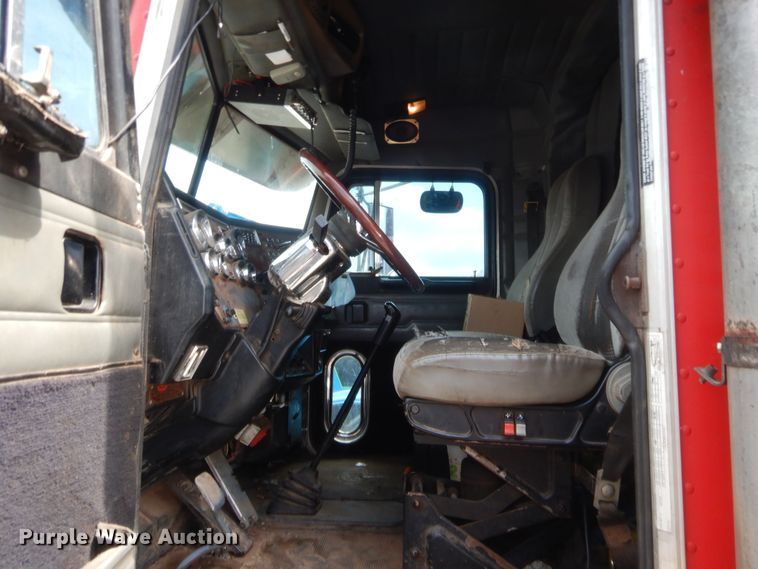 image for item HW9311 2000 Peterbilt 379  semi truck