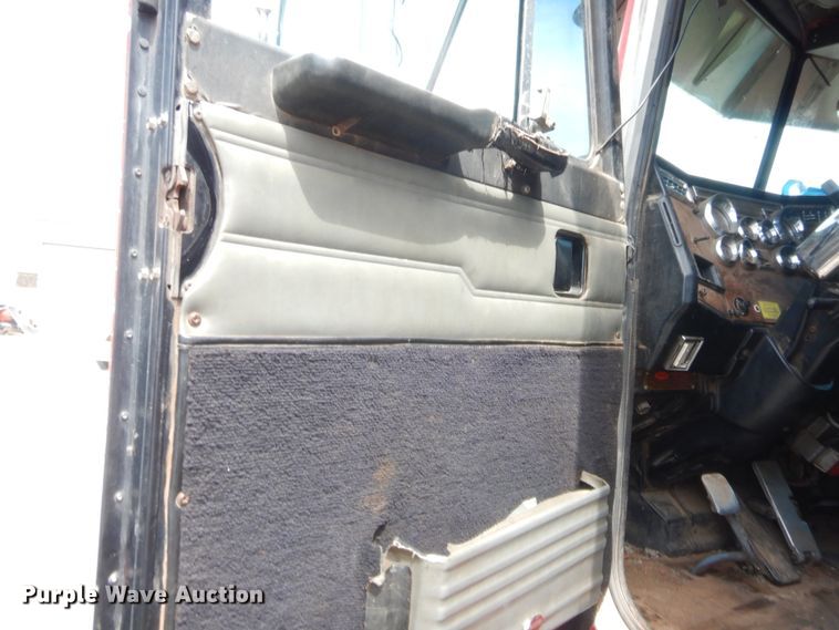 image for item HW9311 2000 Peterbilt 379  semi truck