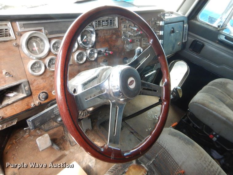 image for item HW9311 2000 Peterbilt 379  semi truck