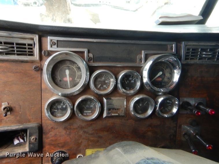 image for item HW9311 2000 Peterbilt 379  semi truck