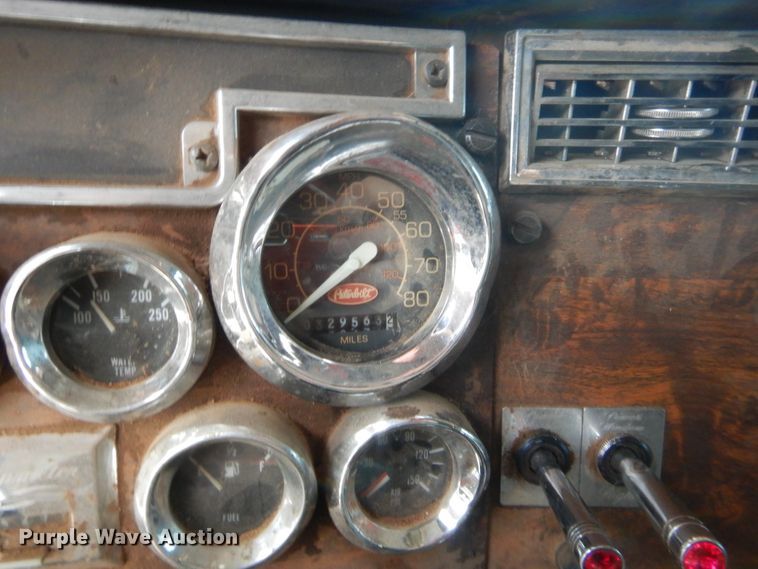 image for item HW9311 2000 Peterbilt 379  semi truck