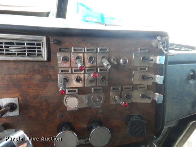 image for item HW9311 2000 Peterbilt 379  semi truck