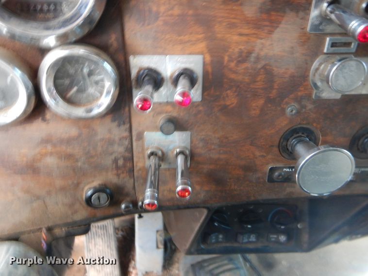 image for item HW9311 2000 Peterbilt 379  semi truck