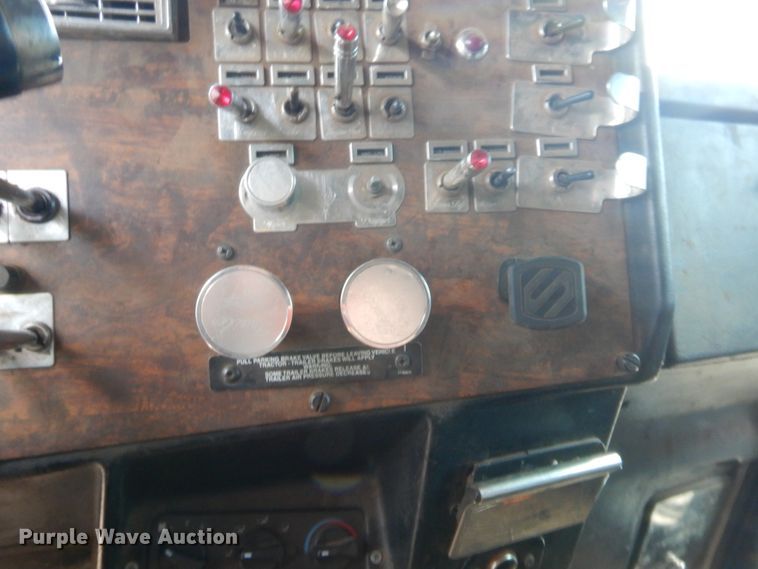 image for item HW9311 2000 Peterbilt 379  semi truck