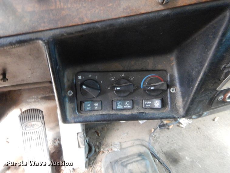 image for item HW9311 2000 Peterbilt 379  semi truck