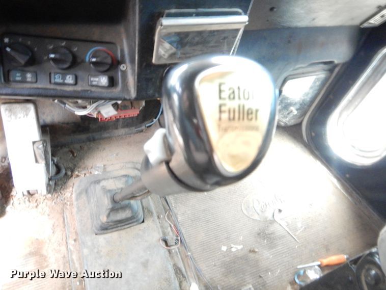 image for item HW9311 2000 Peterbilt 379  semi truck