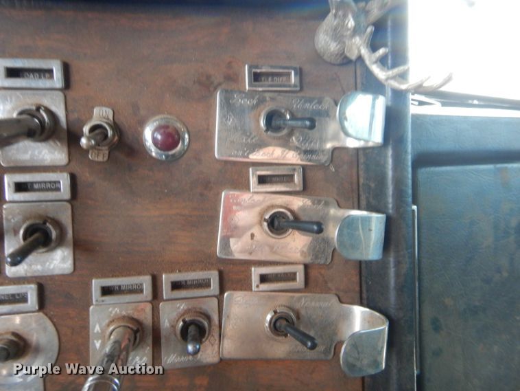 image for item HW9311 2000 Peterbilt 379  semi truck