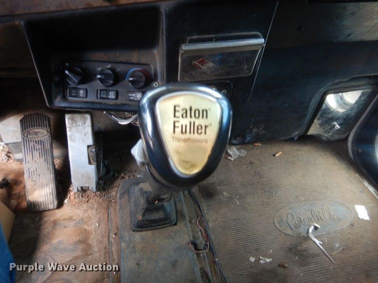 image for item HW9311 2000 Peterbilt 379  semi truck